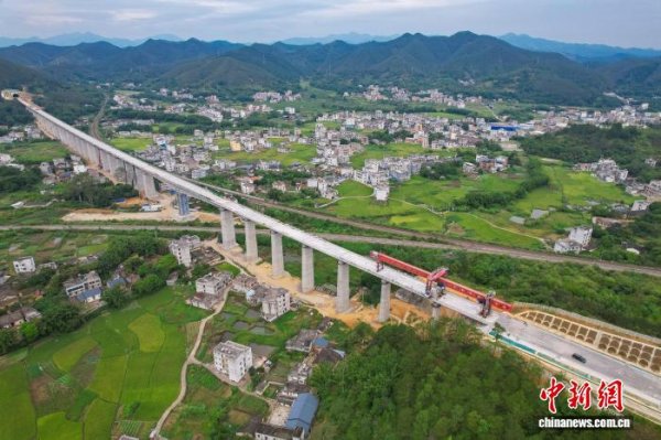 配操盘 南珠高铁玉岑段站前3标完成架梁任务