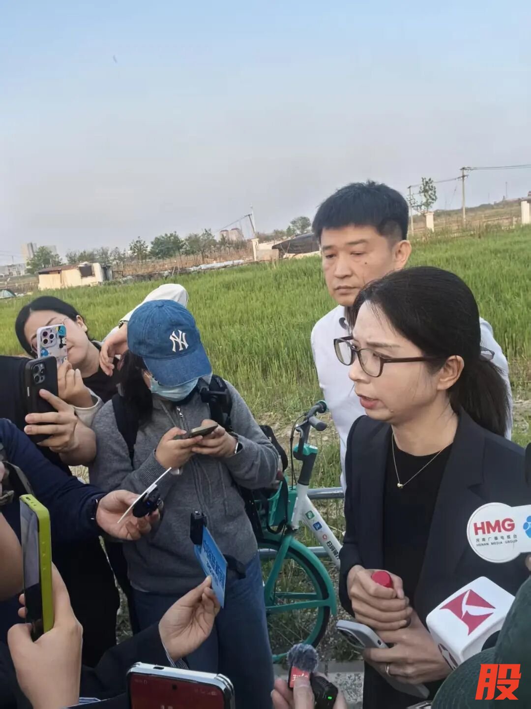 △庭审后，崔丽丽在法庭门口接受采访。